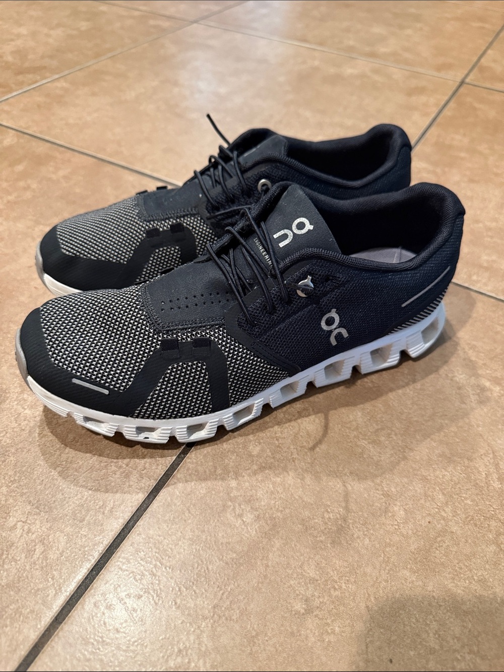 On cloud Running women’s Athletic Shoes - Black & White size 9